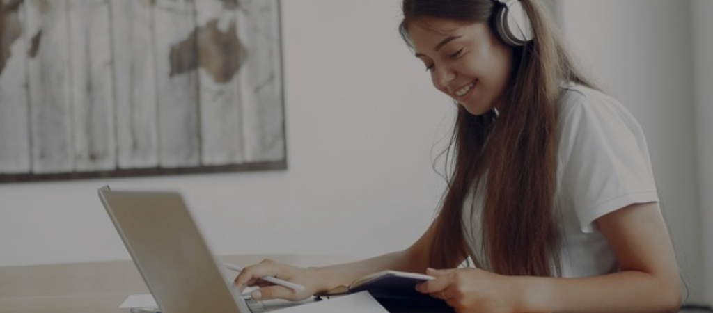 A educação é um processo social, é desenvolvimento. Não é a preparação para a vida, é a própria vida. (Post para Instagram (quadrado)) (Capa para Facebook) (1920 × 600 px) (3)