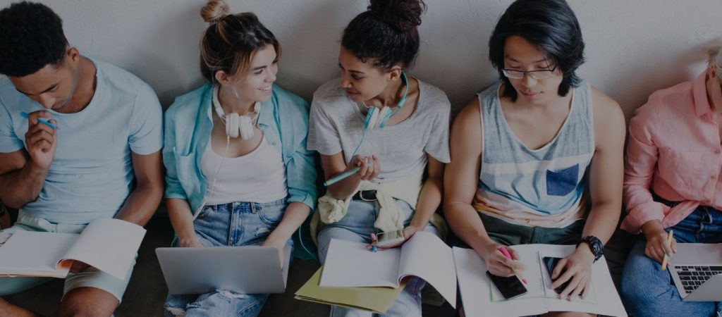 A educação é um processo social, é desenvolvimento. Não é a preparação para a vida, é a própria vida. (Post para Instagram (quadrado)) (Capa para Facebook) (1920 × 600 px)